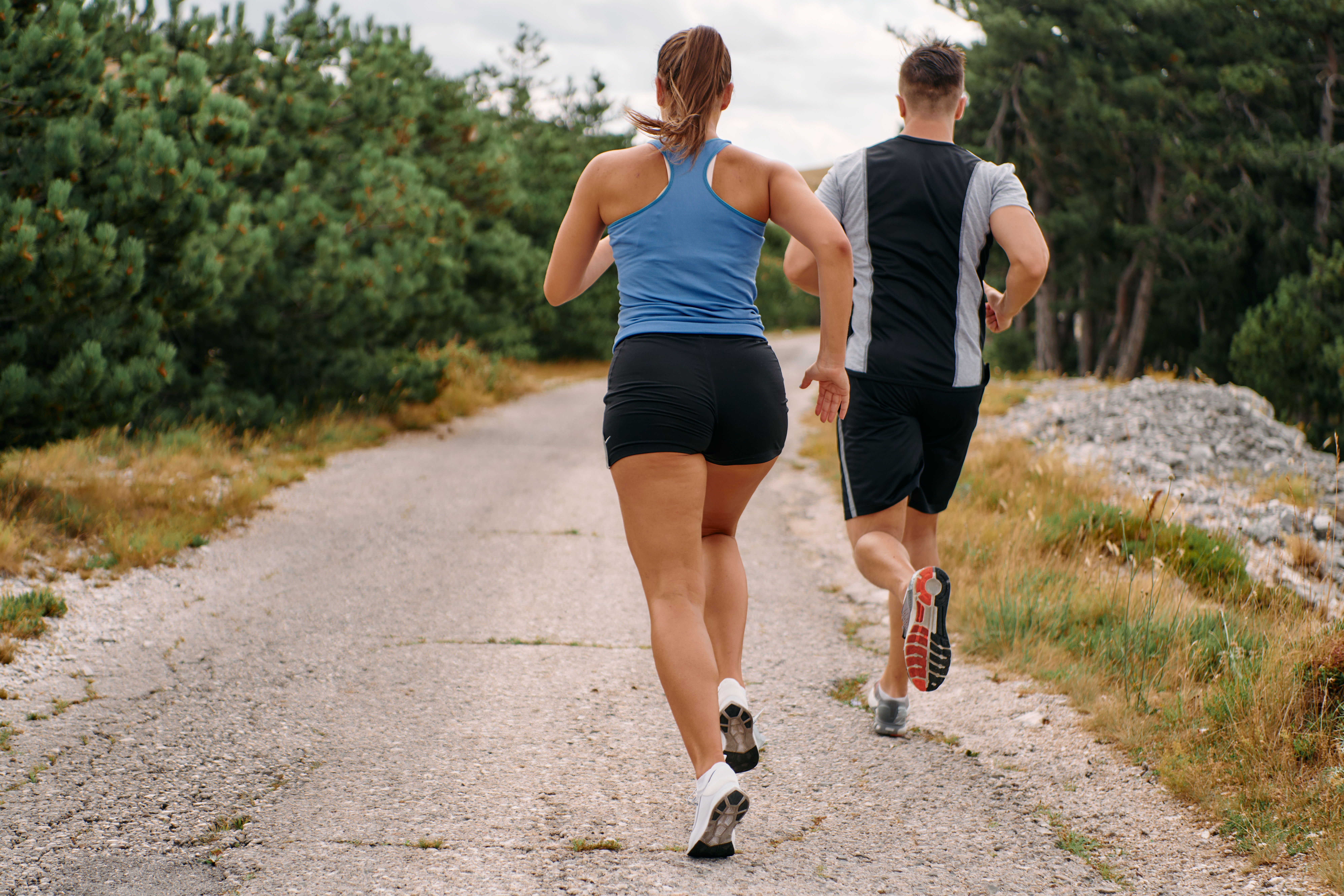 Corrida para emagrecer. Descubra como a corrida pode te ajudar a perder peso 1 a couple dressed in sportswear runs along a scenic 2025 01 15 14 40 22 utc