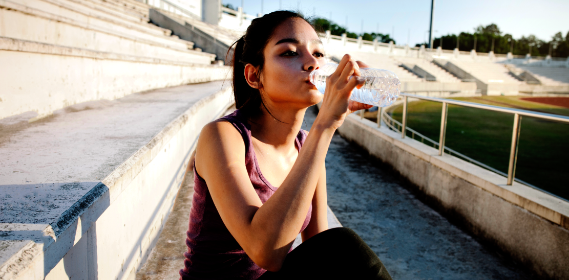 azon menina bebendo agua