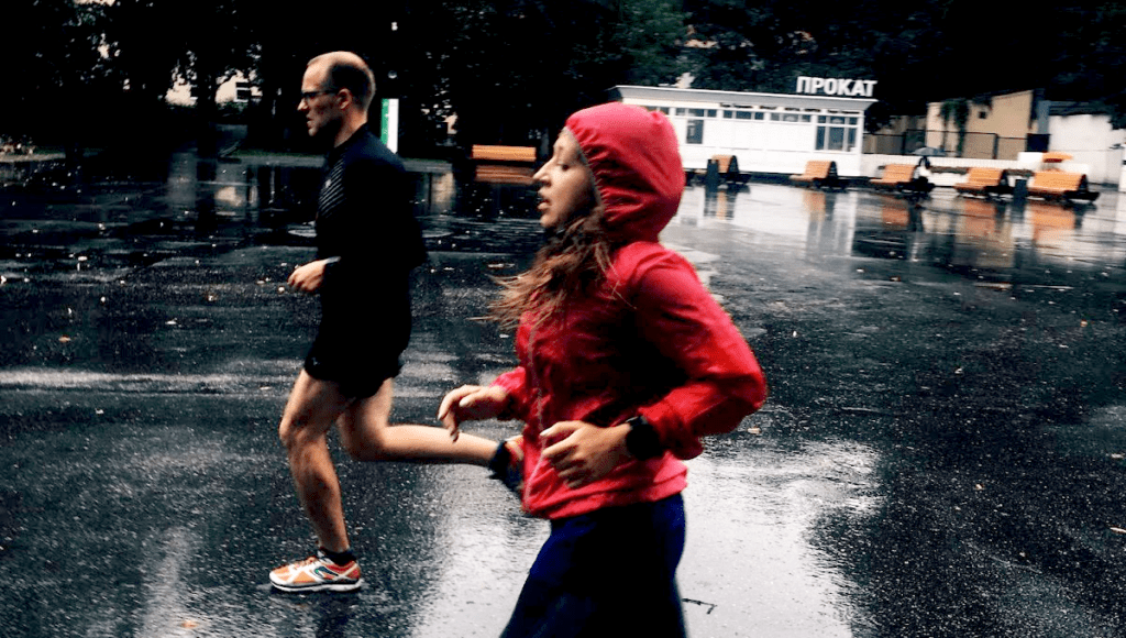 Correndo no Calor: Estratégias para Enfrentar Altas Temperaturas 4 É melhor correr na chuva ou no sol?