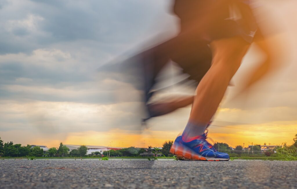 Corrida para emagrecer. Descubra como a corrida pode te ajudar a perder peso 4 runner s feet motion blurred runner closeup shot 2024 12 04 14 52 57 utc