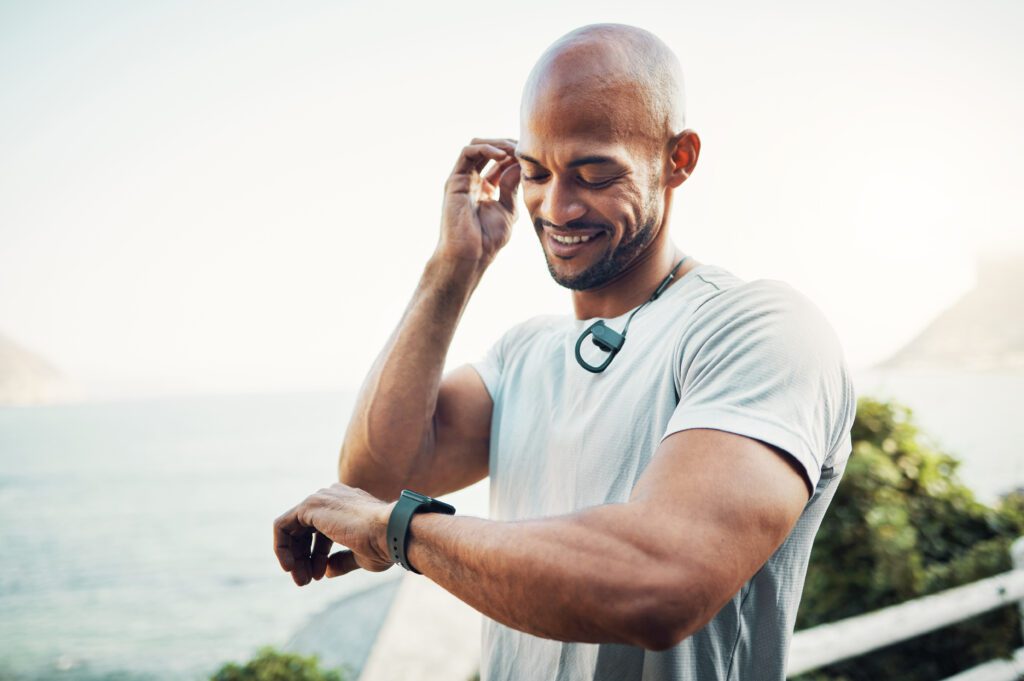 Treinos para baixar o pace de corrida: Como correr mais forte e manter o ritmo 7 shot of a man using his watch to track his pulse w 2023 11 27 05 22 53 utc